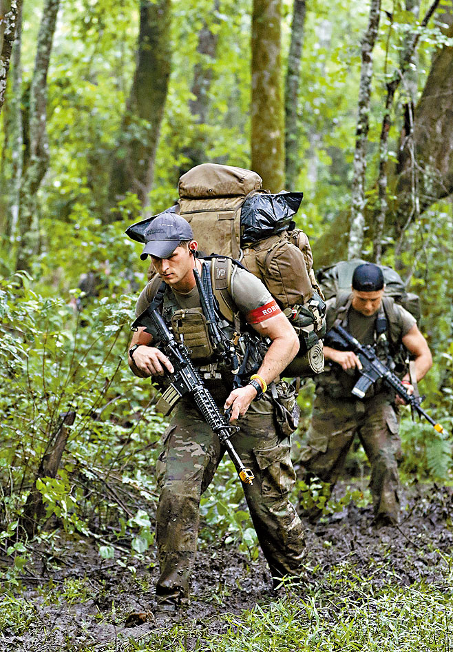 特種部隊「綠扁帽」的候選軍人在進行訓練。　