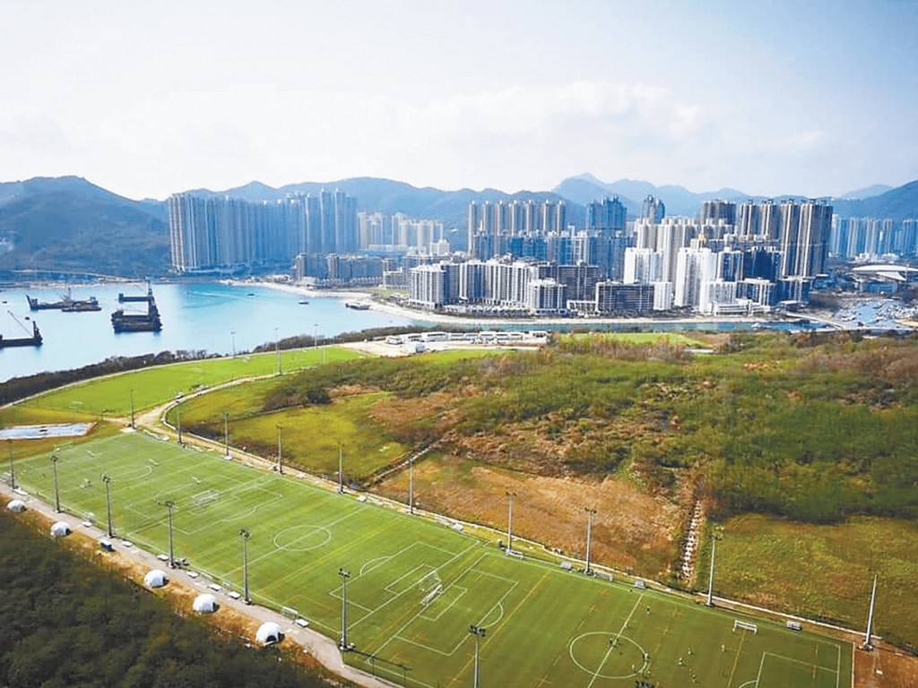 廳堂及其中3房同向，可望海景、賽馬會香港足球總會足球訓練中心及遠望將軍澳南市景。