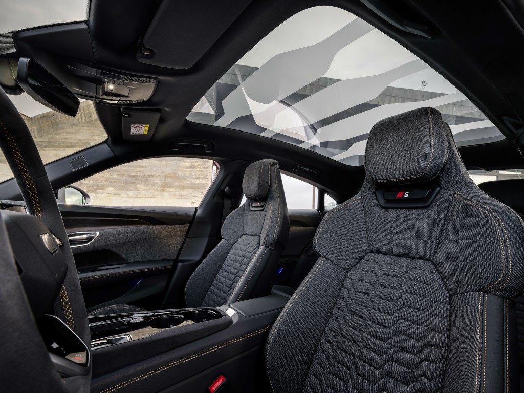 电动超跑Audi e-tron GT新版性能跃步，变色功能全景式天窗可供选配。