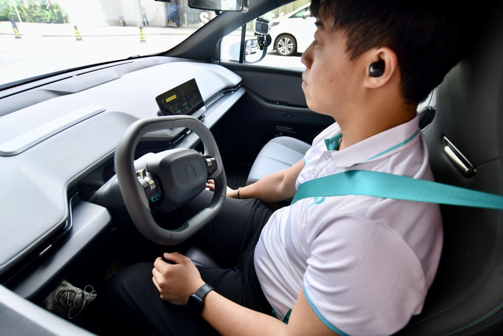 記者試乘約7分鐘的路線,全程無人駕駛,車上司機位設有後備操作員。 記者試乘約7分鐘的路線,全程無人駕駛,車上司機位設有後備操作員。