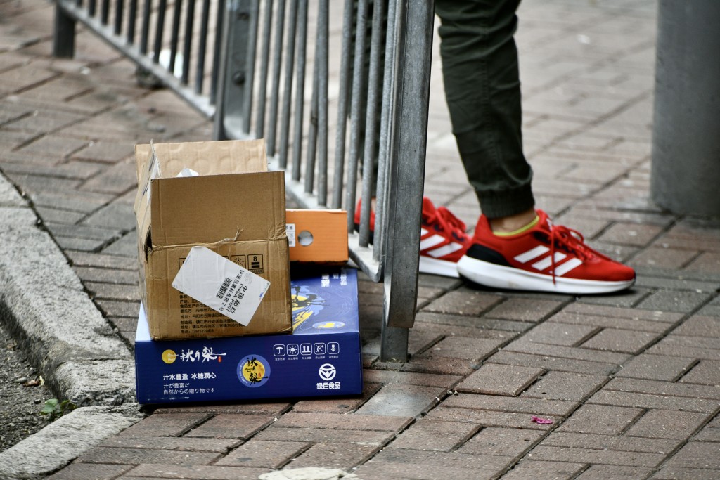 《星島》記者下午約3時在旺角一帶觀察，太子道西附近有商舖隨意丟棄紙盒。盧江球攝