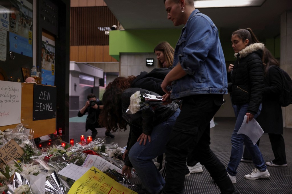 民众到发生事故的塞萨洛尼基 （Thessaloniki）车站献花。 路透社