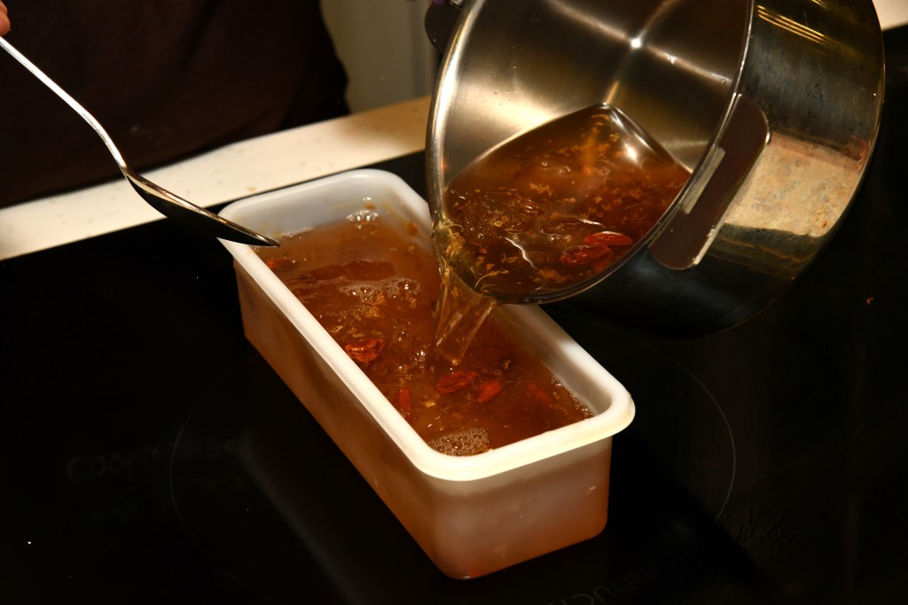 Step 6: 將混合物倒入容器內放涼。Pour the mixture into a container and let cool.