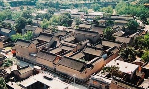 平民就只能通過改造房屋來降溫，例如在室內挖出一口深井。夏天時，涼氣從井中自然散發，整個房間就像一間「空調房」。