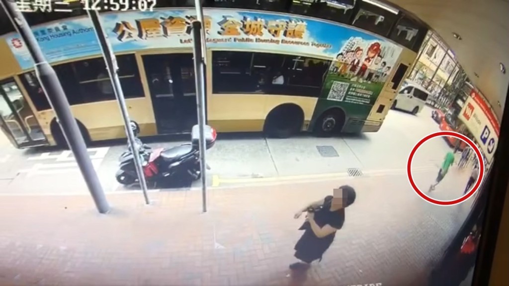 天眼短片除了收錄到現場的雜聲外,還 聽到男子聲音,當中提及「呢個,綠色 」、「唔係喎」、「咦,係,返轉頭」、 「唔該、唔該」,似乎是有人翻查天眼 時的對答。fb「香港突發事故報料區2.0」截圖 天眼短片除了收錄到現場的雜聲外,還 聽到男子聲音,當中提及「呢個,綠色 」、「唔係喎」、「咦,係,返轉頭」、 「唔該、唔該」,似乎是有人翻查天眼 時的對答。fb「香港突發事故報料區2.0」截圖