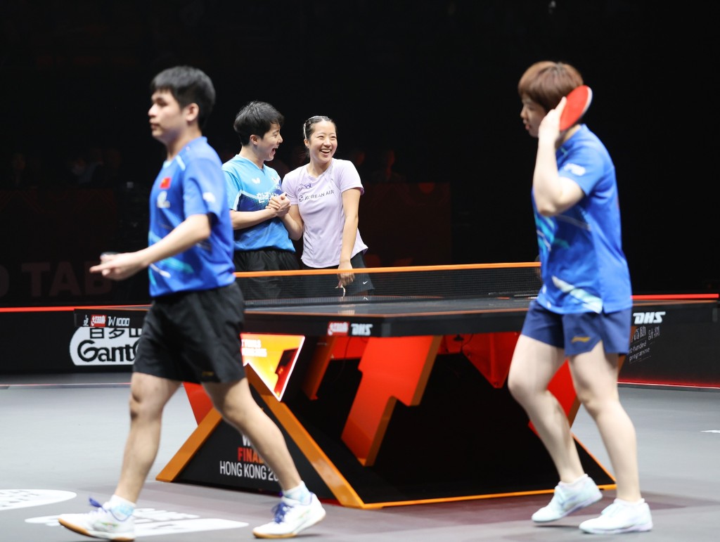 林詩棟及蒯曼(前)不敵南韓組合林鐘勳及申裕斌(後)。徐嘉華攝 林詩棟及蒯曼(前)不敵南韓組合林鐘勳及申裕斌(後)。徐嘉華攝