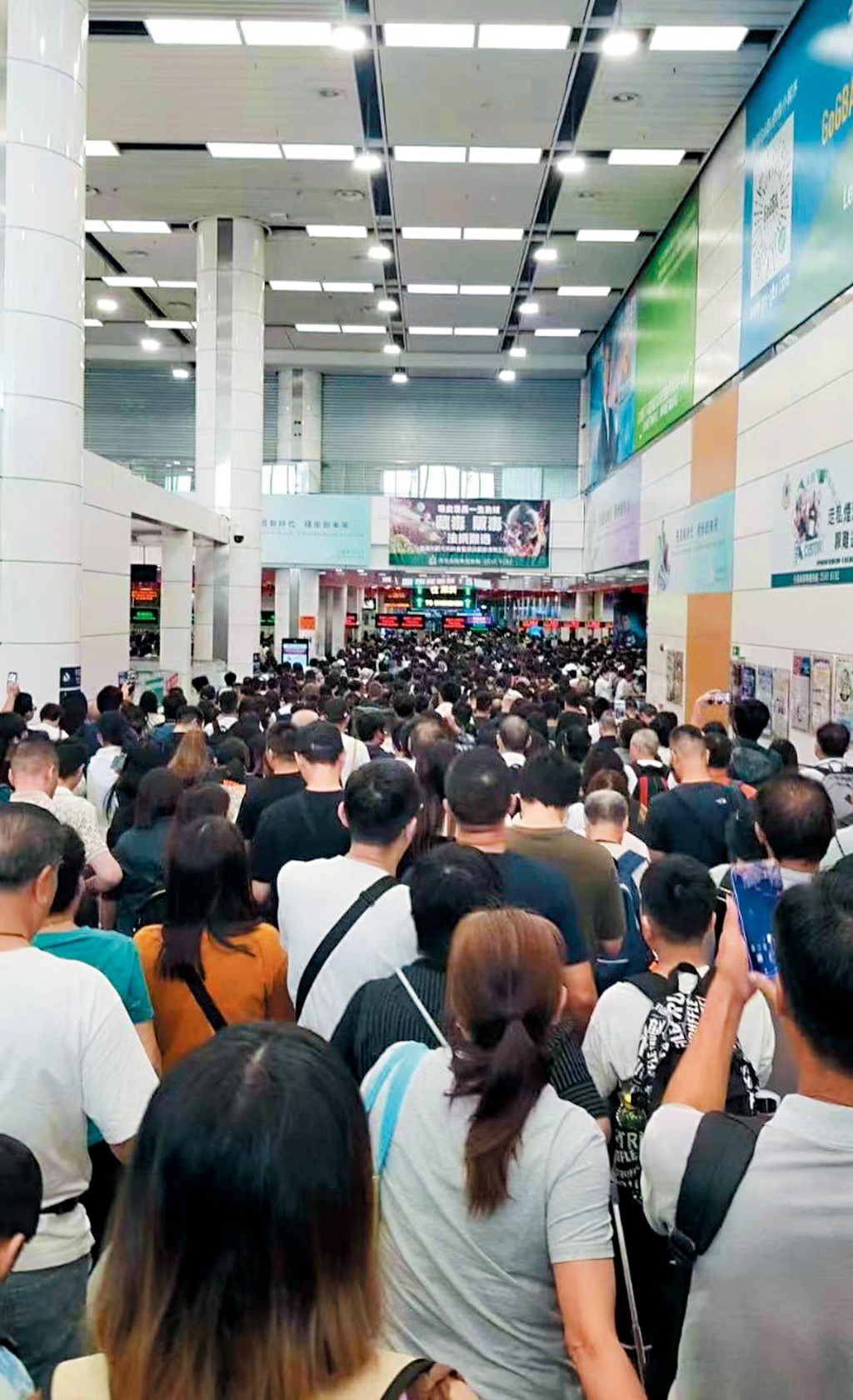 深圳灣口岸昨早人滿為患，警方一度呼籲市民改用其他口岸進入內地。