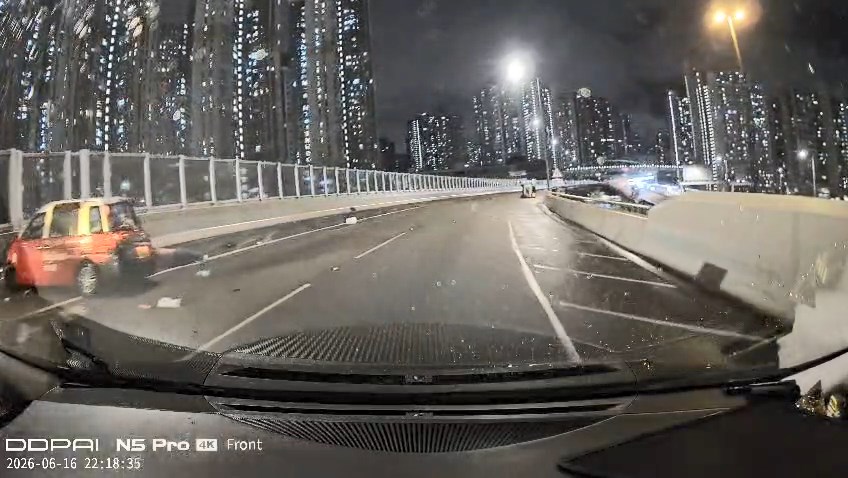 其中一人被拋出的士外,跌在路面,奄奄一息。網上片段截圖 其中一人被拋出的士外,跌在路面,奄奄一息。網上片段截圖