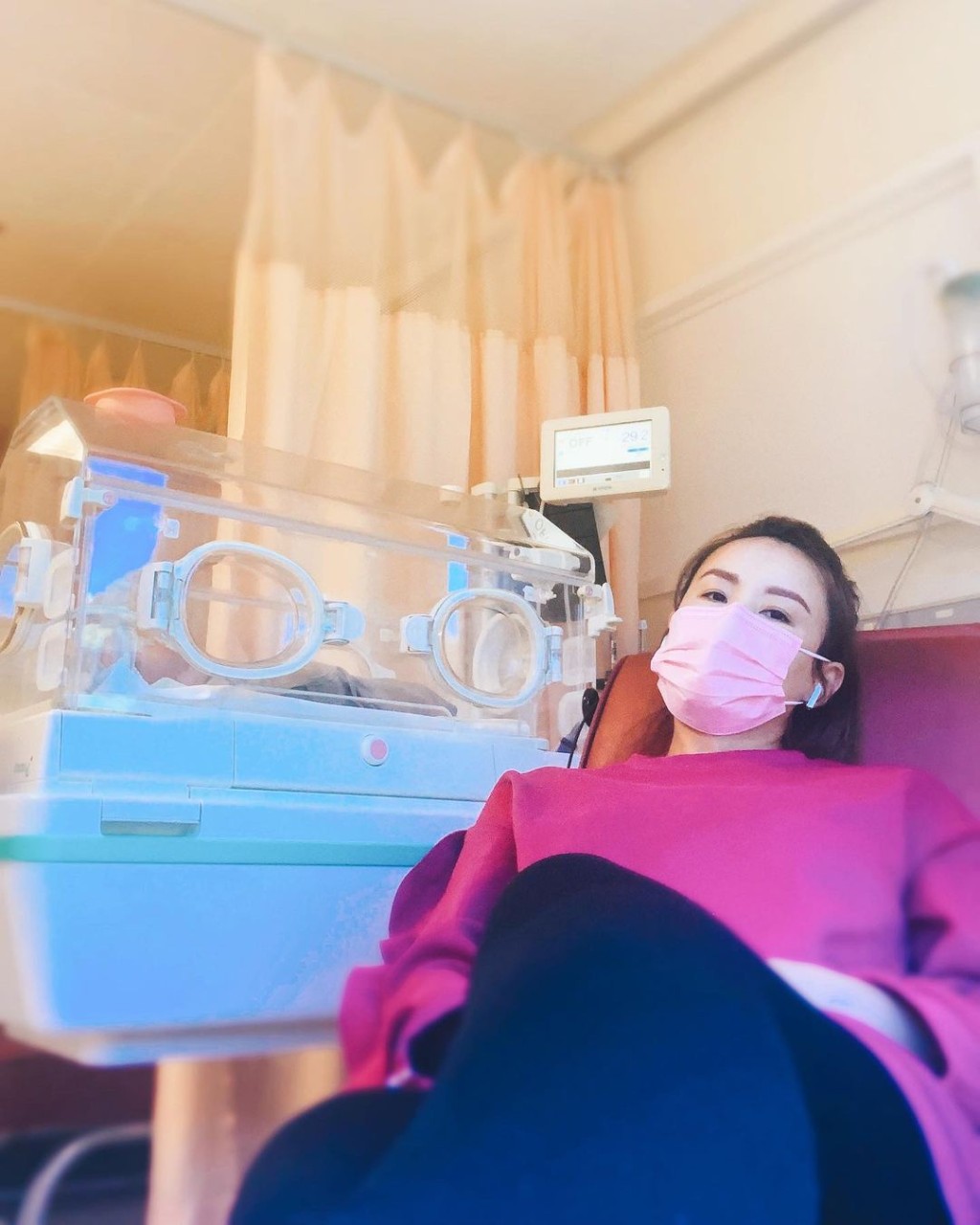 楊洛婷為陪仔女要留在醫院一星期等報告。