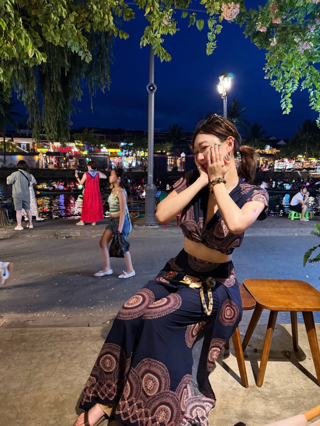 入夜後樂宜換上民族風晚裝，在會安古城中感受浪漫氛圍。
