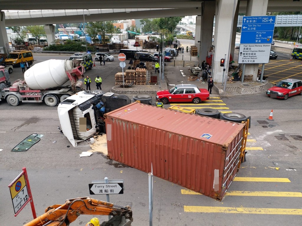貨櫃車懷疑失控,向左翻側。林思明攝