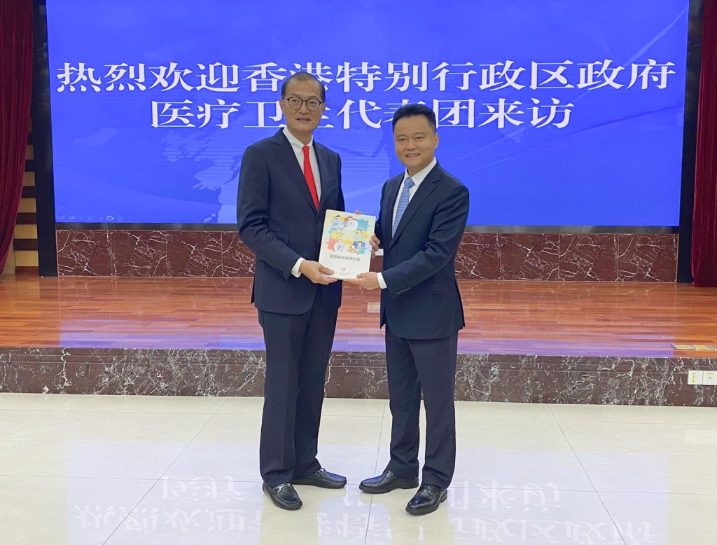 与中心主任王海波教授会面，并参观中国器官捐献与移植发展博物馆。（医务衞生局FB图片）