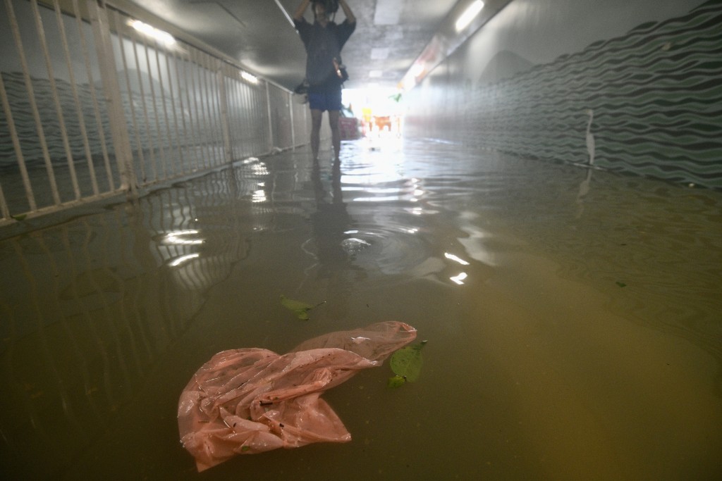 沙田城门河附近隧道水浸。苏正谦摄