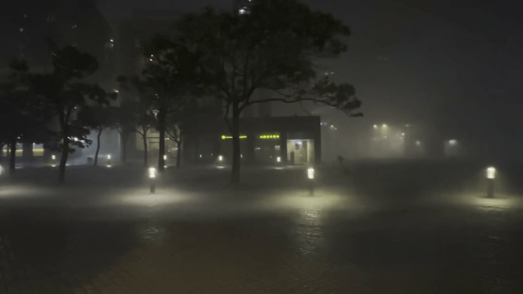 东涌市面受暴雨夹杂强风闪电吹袭，能见度极低。