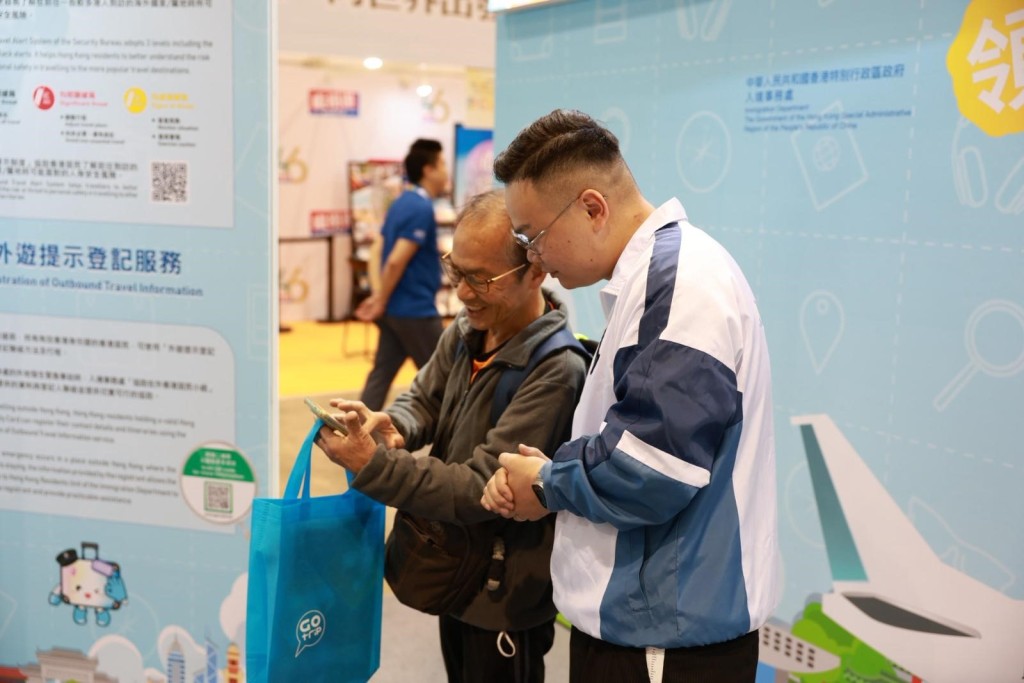 入境處處長郭俊峯今日親臨「協助在外香港居民小組」的攤位，為同事打氣兼加油。