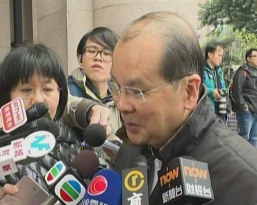 张建宗表示，与大家一样，他们都在等候消息。