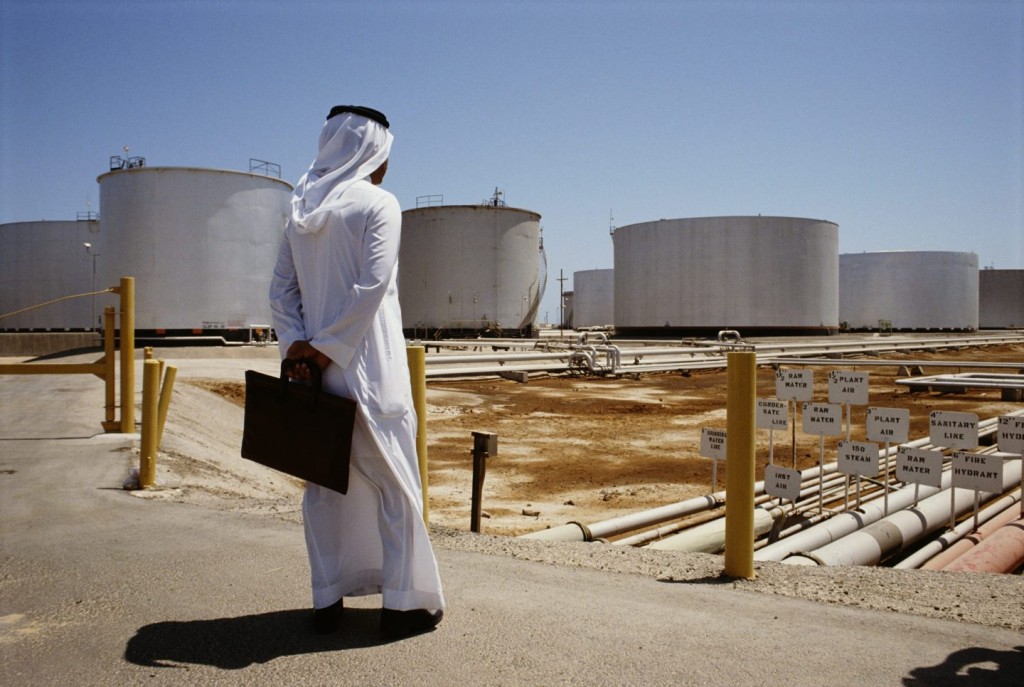 沙特阿拉伯是全球最大的石油出口國，政府收入約90%來自石油，因此迅即感受到油價變動帶來的效應。