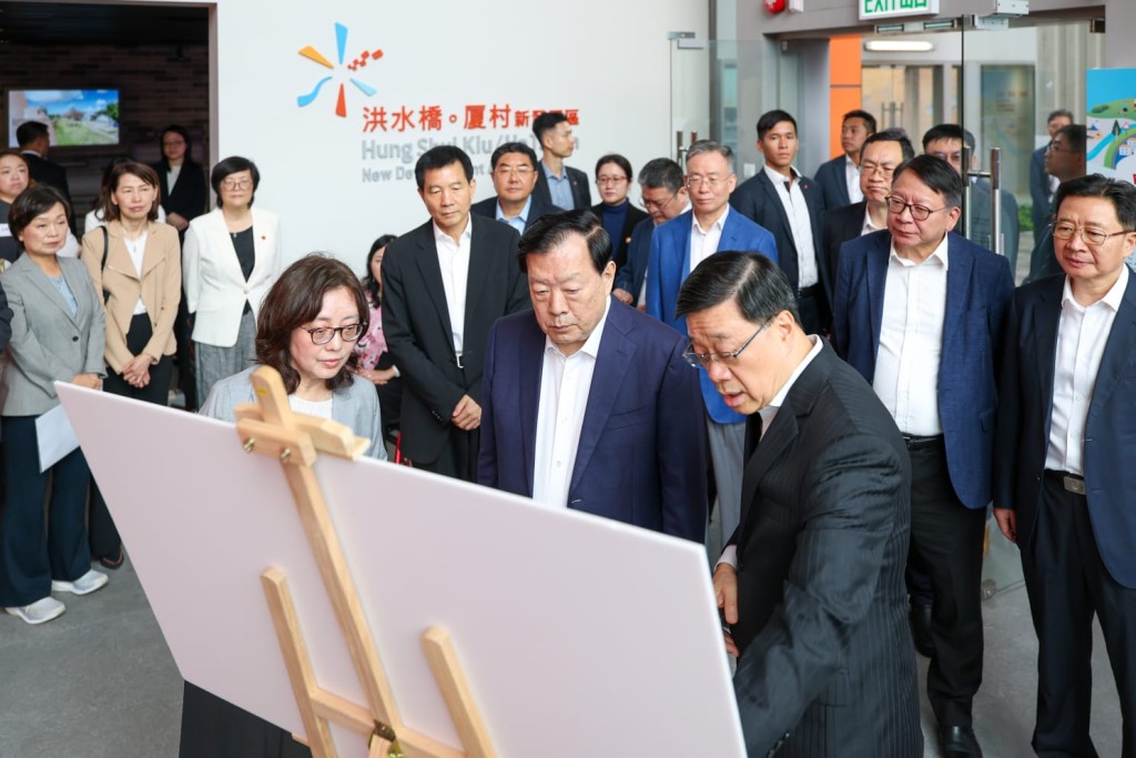 夏寶龍由行政長官李家超陪同到訪洪水橋╱厦村新發展區社區聯絡中心,聽取有關該新發展區的規劃和建設情況的匯報。 夏寶龍由行政長官李家超陪同到訪洪水橋╱厦村新發展區社區聯絡中心,聽取有關該新發展區的規劃和建設情況的匯報。