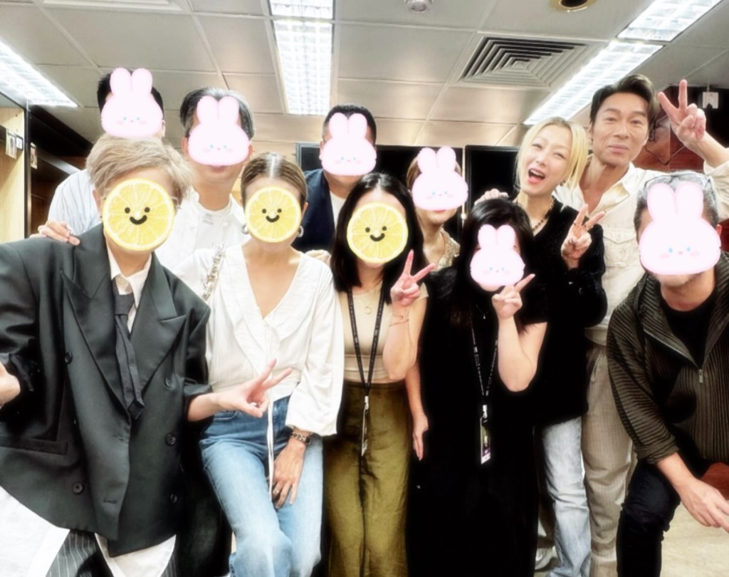 許志安與鄭秀文跟親友在後台合照。 許志安與鄭秀文跟親友在後台合照。