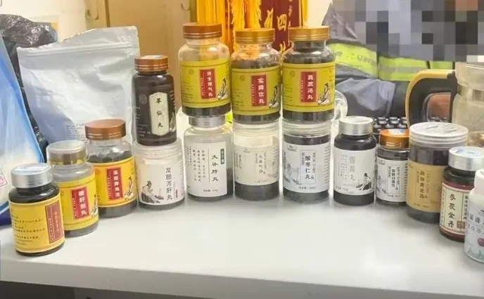 夏先生家中囤積大量從網上購買的藥物。