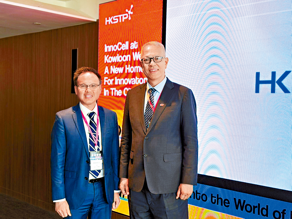 梁冠芬（右）指「50萬對學校而言有限，但多間學校聯合起來，可突破框架」。左為簡偉鴻。