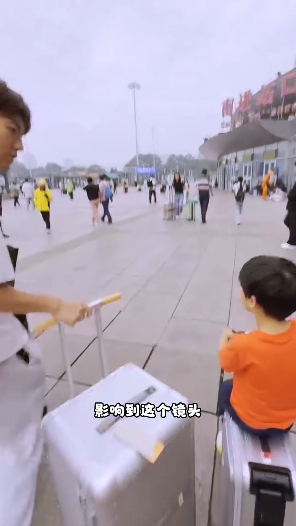 趙浚承都有些不耐煩，當街鬧兒子：「你可不可以不要說話，影響到這個鏡頭。」