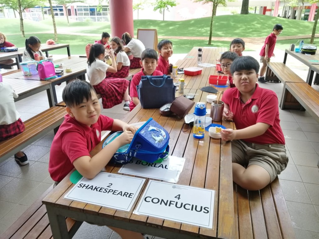 Jason(左一)曾隨父母到學校實地考察,表示喜歡該校的學習氛圍。 Jason(左一)曾隨父母到學校實地考察,表示喜歡該校的學習氛圍。