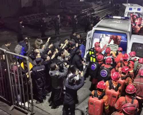 四川宜宾煤矿渗水事故，受困13人逾80小时后成功获救。(网图)