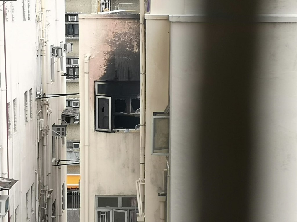 唐樓的外牆亦被熏黑。