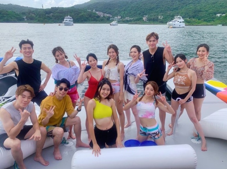 一班《後生仔》寓工作於娛樂，波波穿紅色泳衣搶鏡。