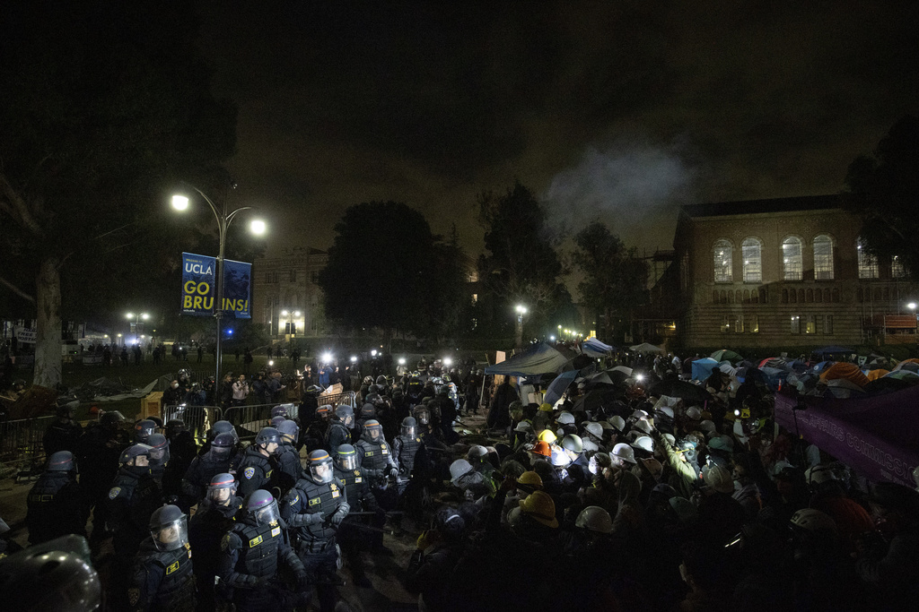 警方進入加州大學洛杉磯分校清場。美聯社