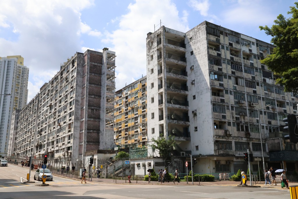 今年初香港平民屋宇有限公司要求超过1200户居民交吉清还单位。