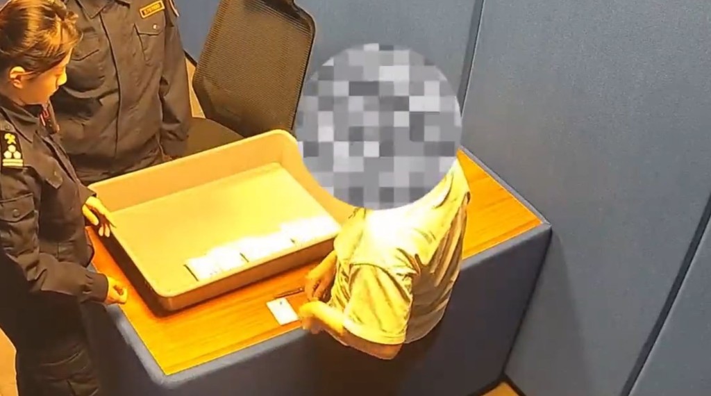 珠海拱北海关发现一名扮孕妇的女子走私白银19公斤。海关发布 珠海拱北海关发现一名扮孕妇的女子走私白银19公斤。海关发布