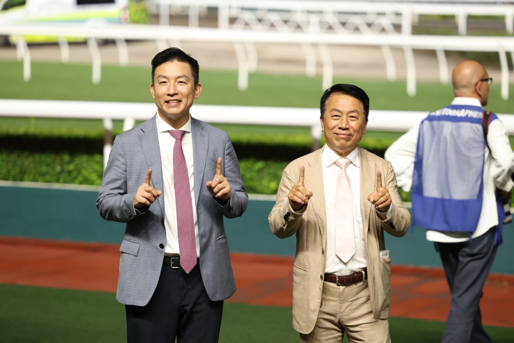 「超寫意」在莫雷拉胯下力壓「㩒住贏」取勝,前駒成為姚本輝 (右) 在港第一千一百場頭馬。 「超寫意」在莫雷拉胯下力壓「㩒住贏」取勝,前駒成為姚本輝 (右) 在港第一千一百場頭馬。