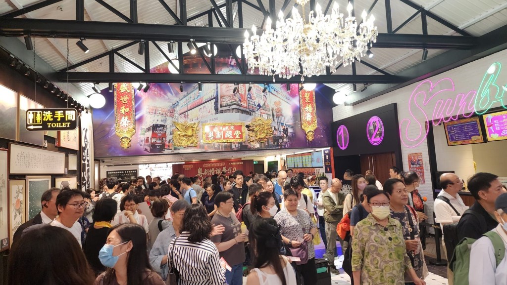 大師舉辦獨家電影導賞會吸引影迷來捧場,新光黃埔影藝城的大堂人頭湧湧。 大師舉辦獨家電影導賞會吸引影迷來捧場,新光黃埔影藝城的大堂人頭湧湧。