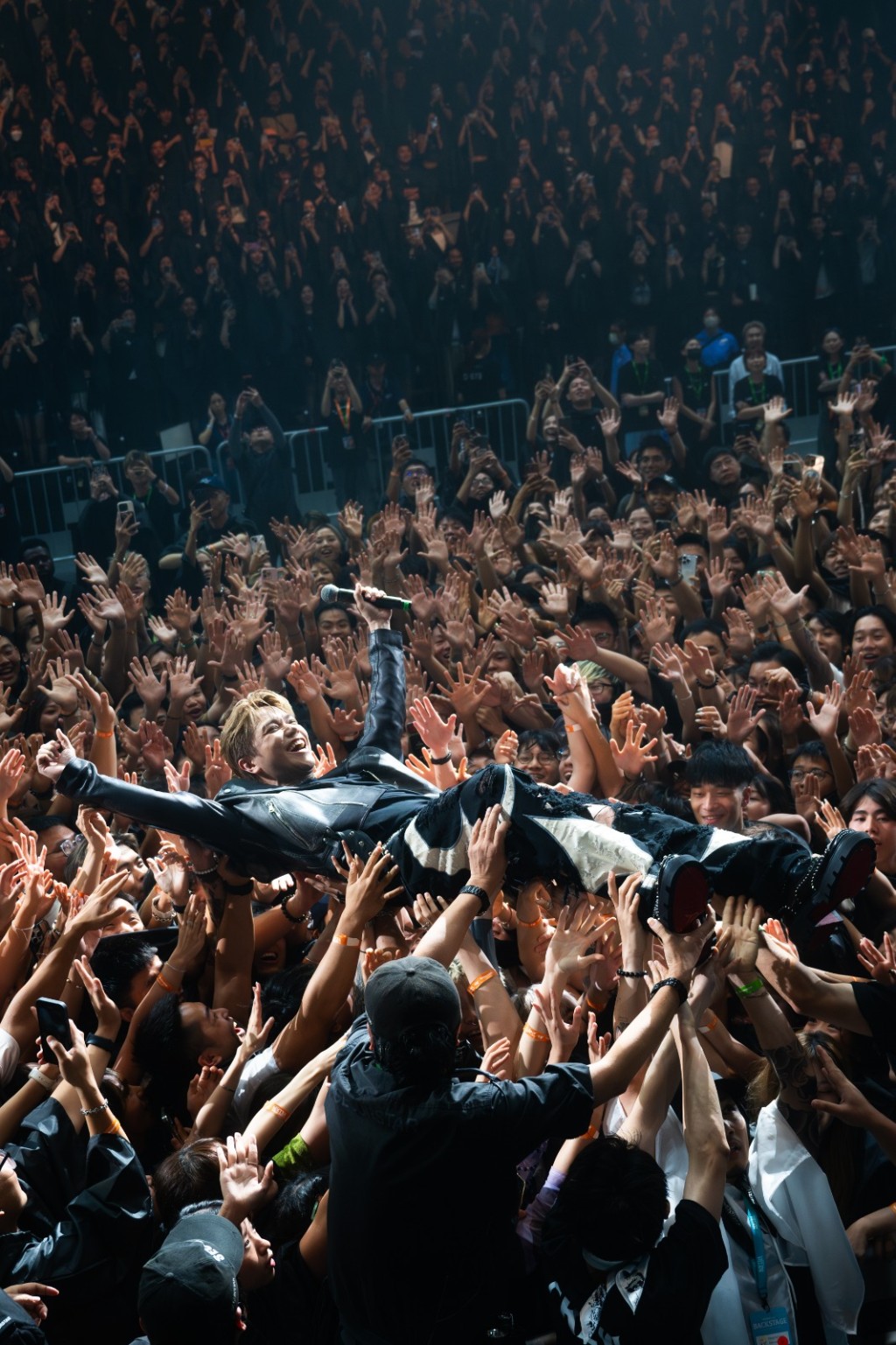 張敬軒做喜與Tyson Yoshi歌迷互動。