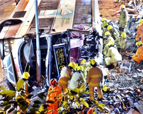 運輸署建議新訂購雙層巴士必須安裝減速器及穩定系統。資料圖片