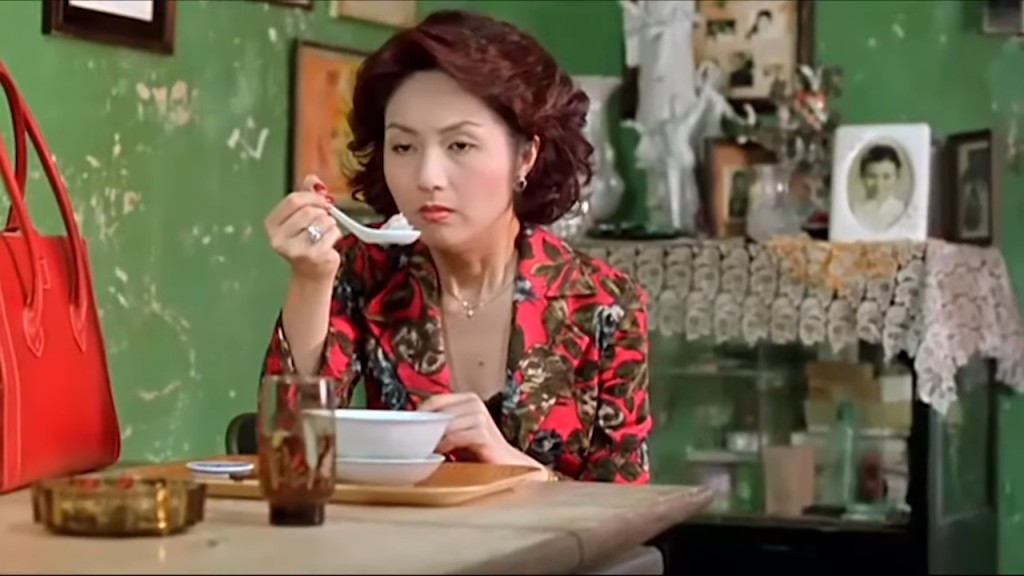 艾菁菁（杨千嬅 饰）为保青春用尽方法，更找到专卖贵饺子的媚姨（白灵 饰）帮忙。