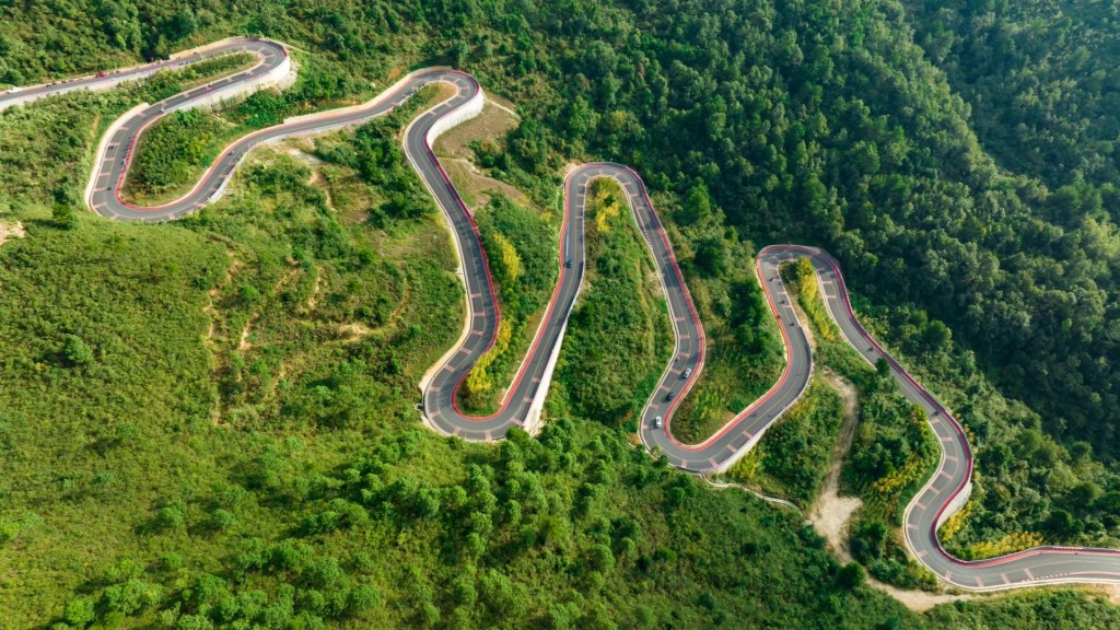 騎龍坡的盤山車道，是車友「砌車」聖地。小紅書