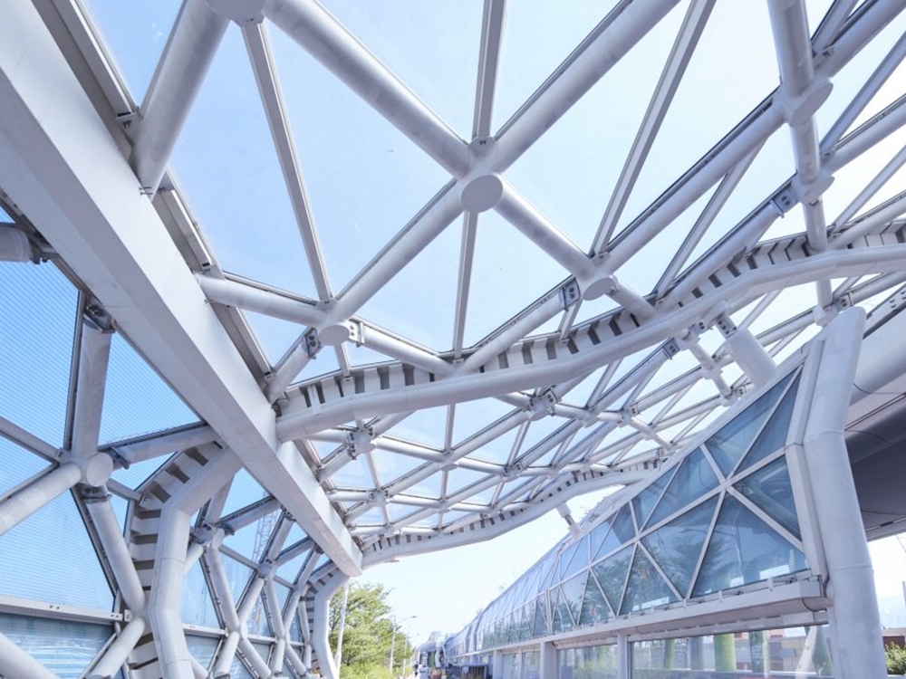 隔音屏障由超過1,000塊透明隔音板組成。