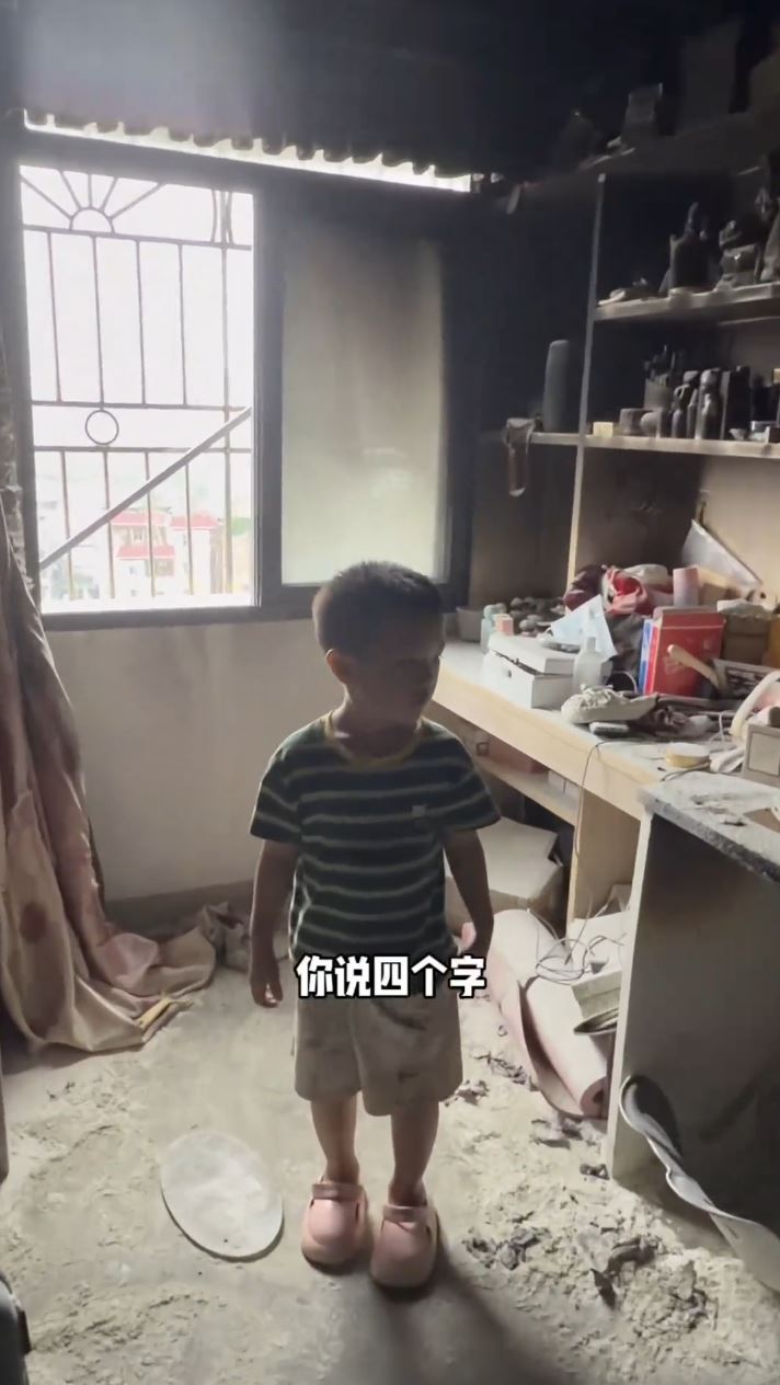 火災後，大彭情緒穩定，語氣平靜的教育兒子。抖音