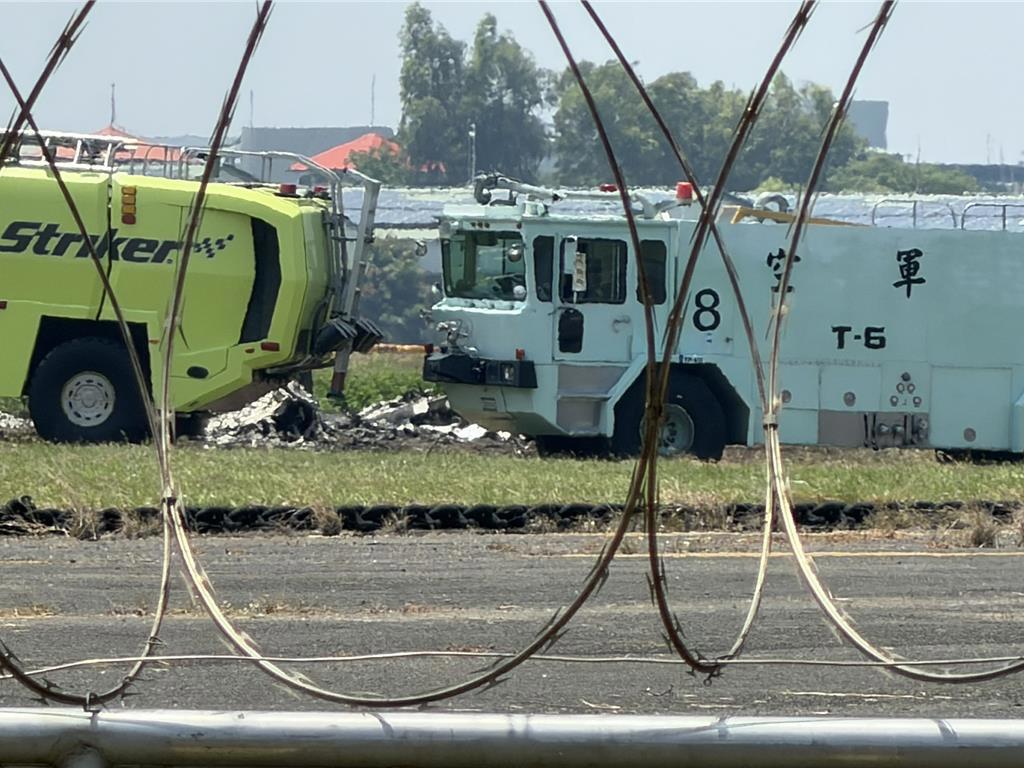 台灣空軍岡山基地一架T-34教練機墜落,2名中校殉職。中時 台灣空軍岡山基地一架T-34教練機墜落,2名中校殉職。中時
