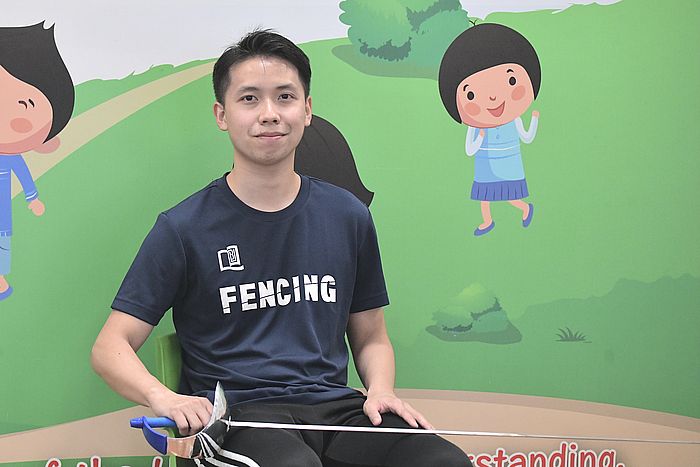 大坑東宣道小學體育教師梁偉恒指,學生透過劍擊訓練應變和思考能力。