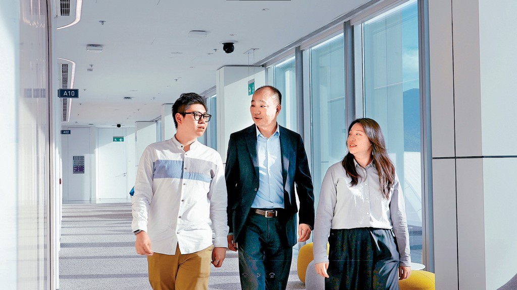 香港國際航空學院學生Jacky(左) 和Lindy(右)認為課程有利學員晉升。學院基礎及學術課程培訓中心總監馬惟健(中)則指,學院會持續優化課程,配合業界需求。