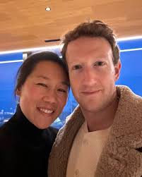 朱克伯格在facebook上貼出與妻子的最新合照。