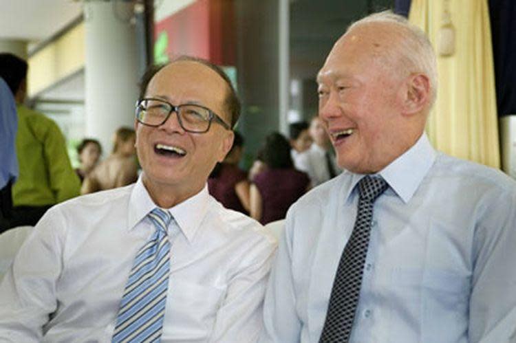 長和集團創辦人李嘉誠（左）、新加坡已故建國總理李光耀（右）惺惺相惜。資料圖片
