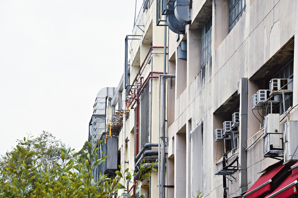 一名棚架工人工作期間疑不慎失足墮樓，送院經搶救後證實不治。