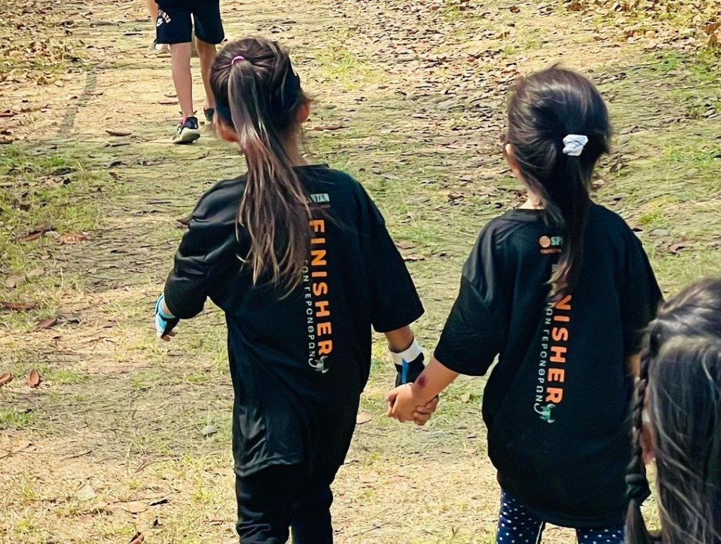 Hathaway与其他小朋友拖住手行。