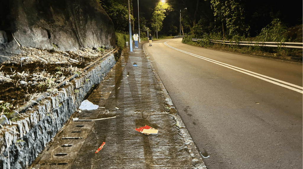 现场所见，车祸地点散落多件杂物，包括急救包。蔡楚辉摄