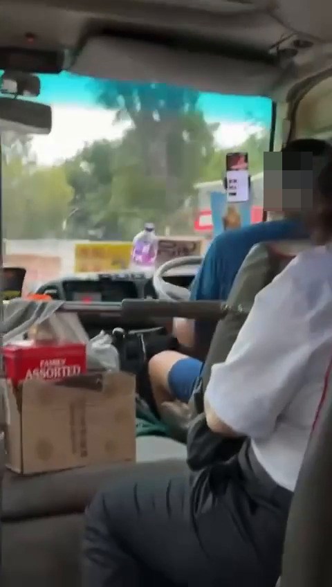 網民:佢眼瞓,郁動下提神。fb「車cam L(香港群組)」截圖 網民:佢眼瞓,郁動下提神。fb「車cam L(香港群組)」截圖